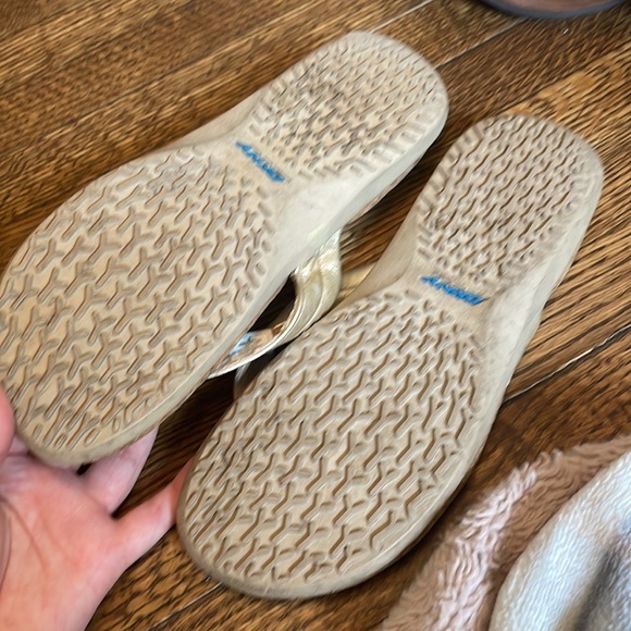 DKNY Flip Flops - Picture 2 of 3